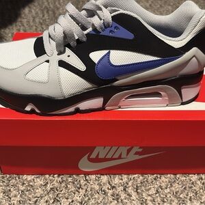 Nike Black and White Sneakers with Air Cushioning